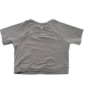 Lululemon Women’s Grey cropped shirt Size 4-6